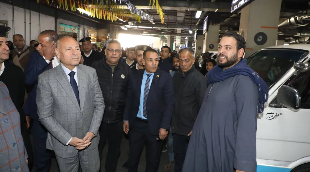 مسؤولون مصريون خلال جولة تفقدية في مواقف النقل الجماعي (محافظة القاهرة)