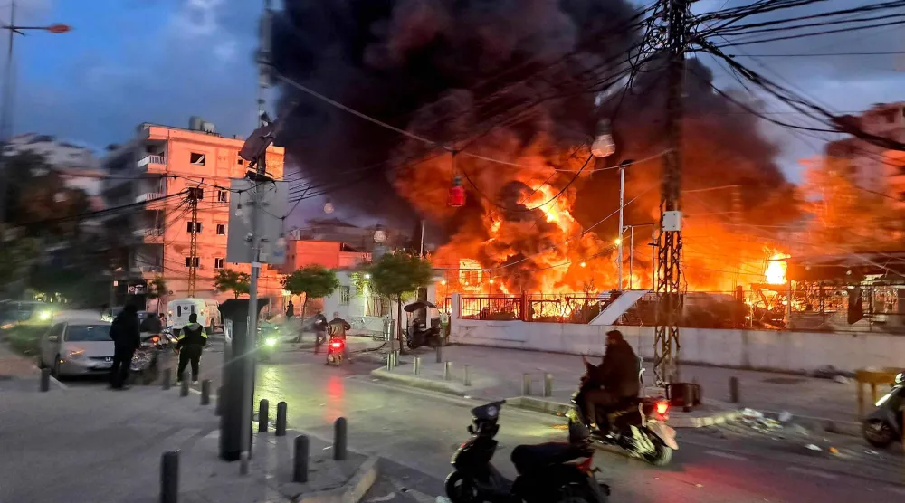 حريق ضخم عقب قصف إسرائيلي استهدف محطة للطاقة الشمسية ومحطة لتوليد الكهرباء في مدينة صور الساحلية بجنوب لبنان (أ.ف.ب)