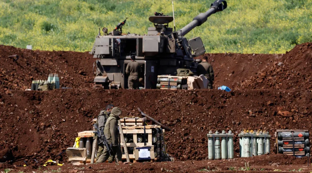 جنود إسرائيليون في وحدة المدفعية يعملون على حدود جنوب لبنان في الجليل الأعلى (أ.ف.ب)