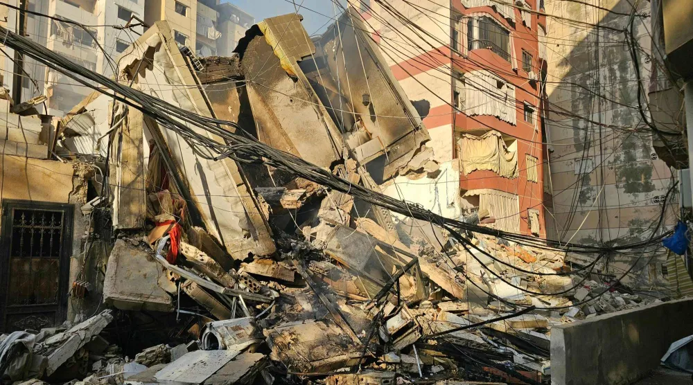 آثار الدمار الذي أحدثته غارات إسرائيلية الأربعاء على ضاحية الرويس القريبة من بيروت (أ.ف.ب)