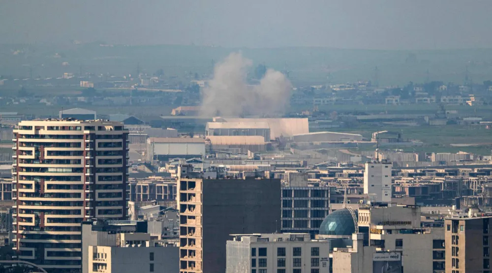 تصاعد الدخان عقب انفجار قرب مطار أربيل الدولي (أ.ف.ب)