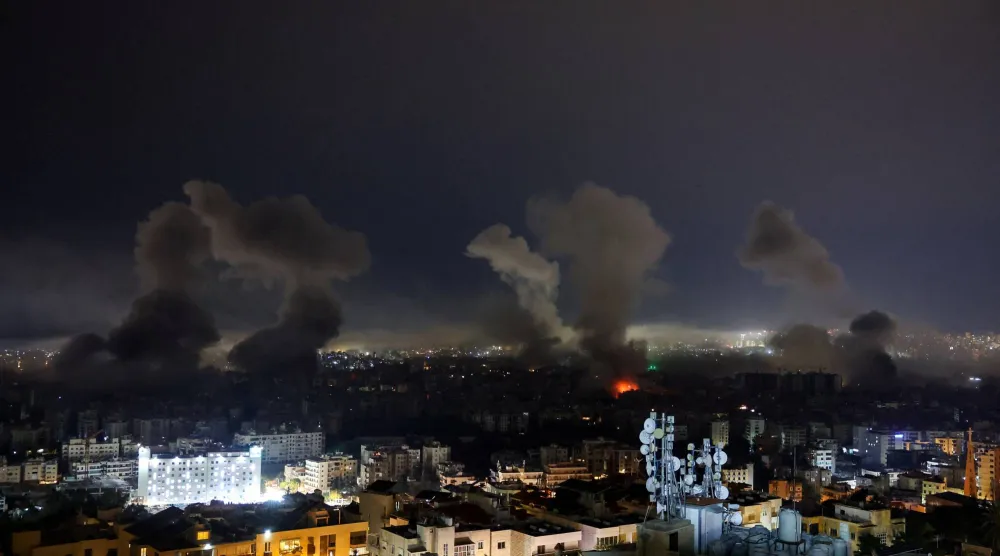 تصاعد الدخان جراء الغارات الإسرائيلية على الضاحية الجنوبية لبيروت اليوم (رويترز)