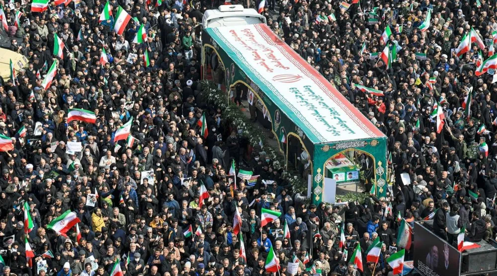 إيرانيون يشاركون في مراسم تشييع قادة في «الحرس الثوري» وضباط في الجيش ومدنيين قُتلوا في ضربات أميركية وإسرائيلية على إيران (د.ب.أ)