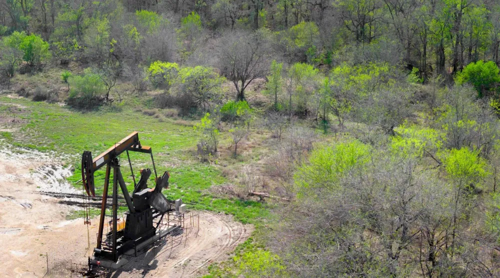 مضخة نفط تعمل في حقل بمدينة جيليت، تكساس (أ.ف.ب)