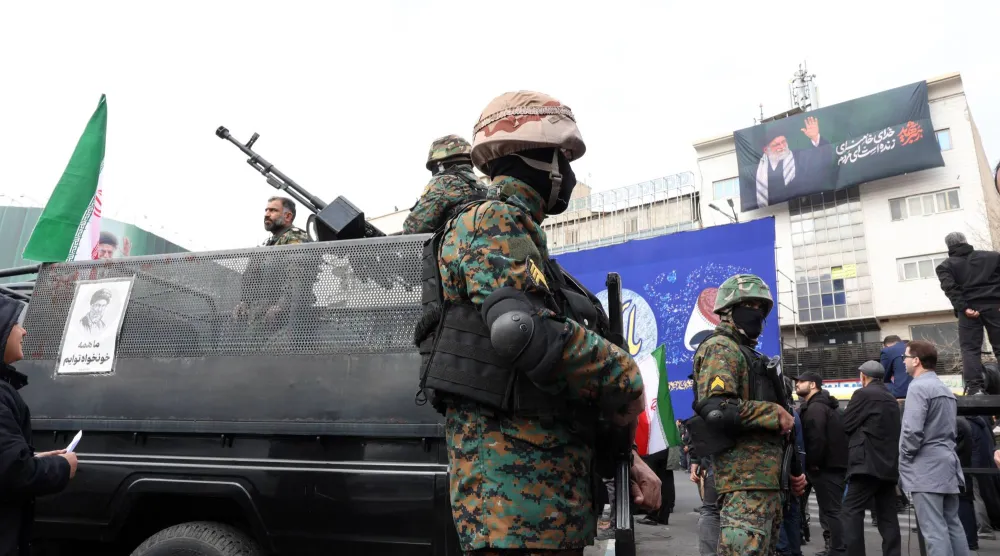 قوات الأمن الإيرانية تظهر خلال مراسم جنازة جماعية لقادة «الحرس الثوري» الإيراني وقادة الجيش الذين سقطوا خلال الحرب الإيرانية - الأميركية - الإسرائيلية في طهران (إ.ب.أ)