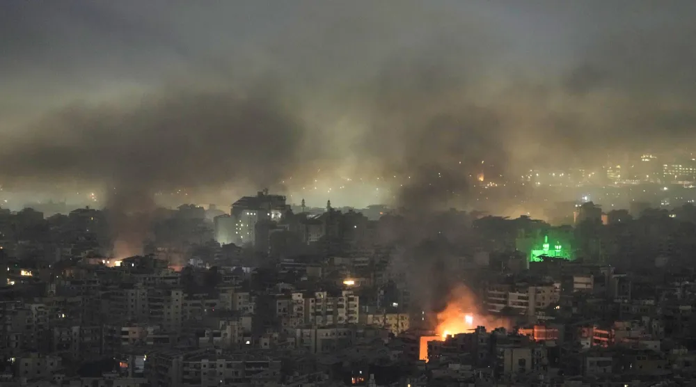الدخان يتصاعد من المباني عقب غارات جوية إسرائيلية على الضاحية الجنوبية لبيروت (أ.ب)