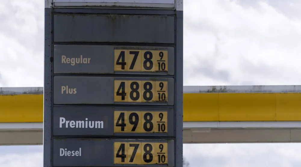 لافتة تعرض أسعار البنزين والديزل في محطة وقود في الولايات المتحدة (د.ب.أ)