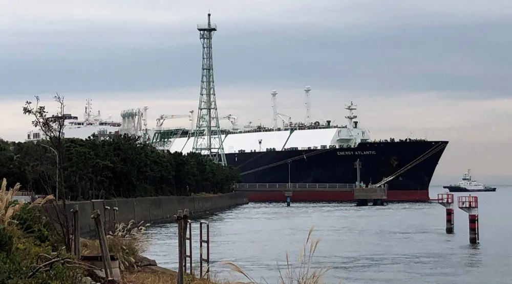 ناقلة غاز طبيعي مسال في محطة نيجيسي للغاز الطبيعي المسال التي تُدار بشكل مشترك من قبل «طوكيو غاز» و«جيرا» في يوكوهاما (رويترز)