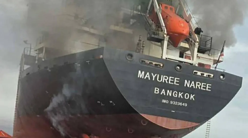 سفينة الشحن "مايوري ناري" التي ترفع العلم التايلاندي تحترق بعد إصابتها بصواريخ إيرانية في مضيق هرمز (إ.ب.أ)