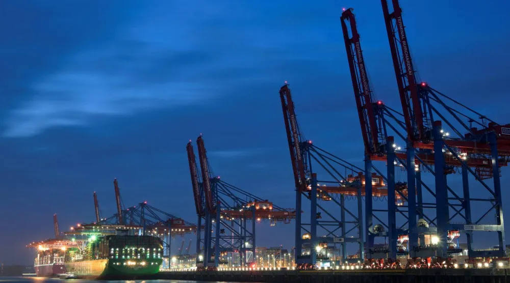 سفينة الحاويات «إيفر غودز» في محطة التحميل «بورتشاردكاي» في ميناء هامبورغ (رويترز)