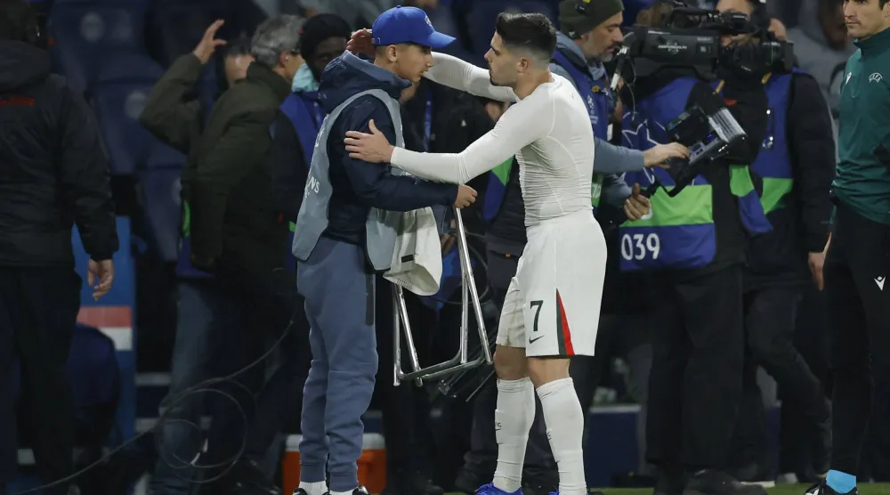 دفع اللاعب جامع الكرات في الوقت المحتسب بدلاً من الضائع بملعب «بارك دي برينس» (رويترز)