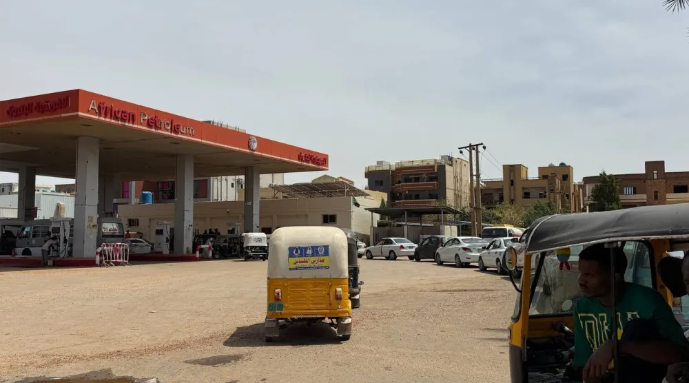 بانتظار قليل من الوقود في إحدى المحطات بالعاصمة السودانية الخرطوم (الشرق الأوسط)