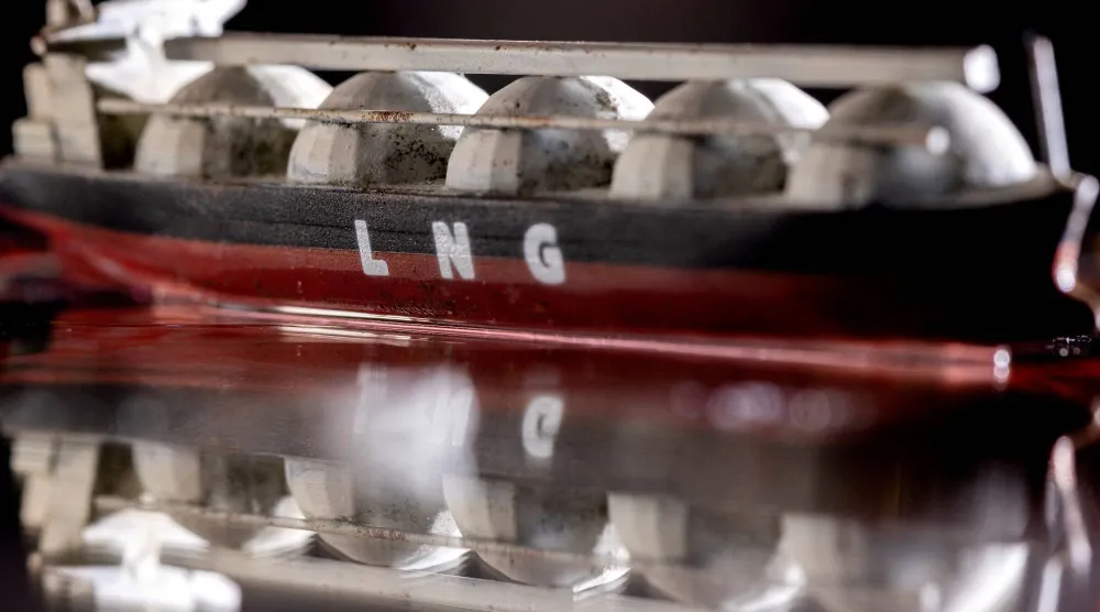 نموذج لسفينة ناقلة للغاز الطبيعي المسال يظهر في هذه الصورة التوضيحية (رويترز)