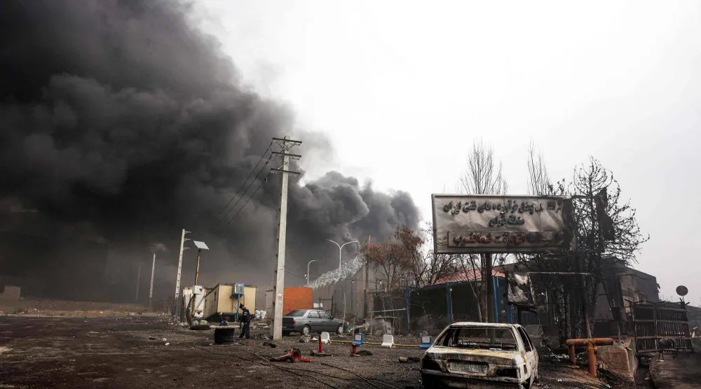 تصاعد دخان جراء غارات إسرائيلية على طهران (أ.ف.ب)