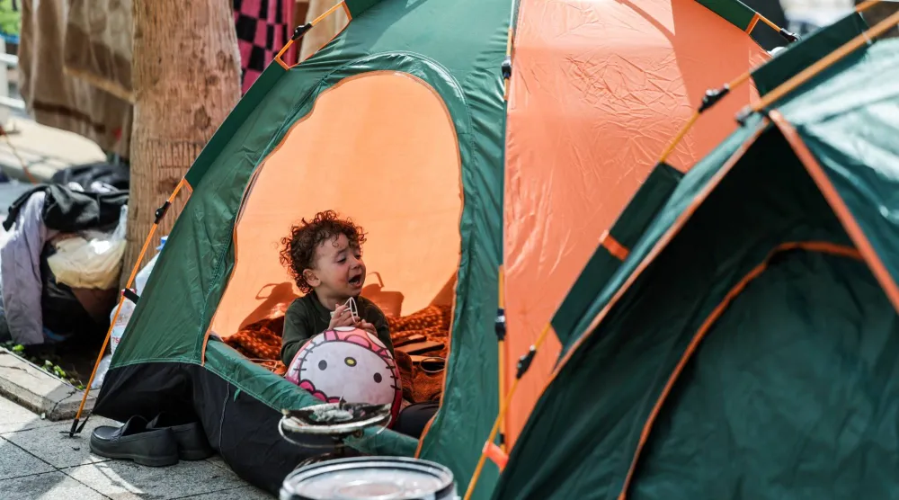 طفل نازح من الضاحية الجنوبية إلى خيمة على واجهة بيروت البحرية (رويترز)