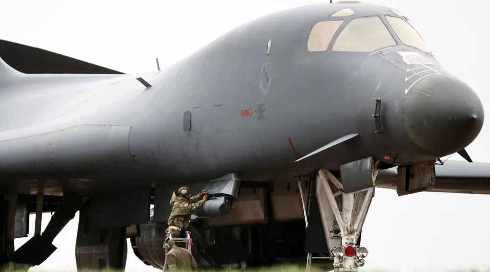 أفراد يعملون في قاذفة أميركية من طراز «بي 1 لانسير» على مدرج قاعدة فيرفورد بجنوب غربي إنجلترا (أ.ف.ب)