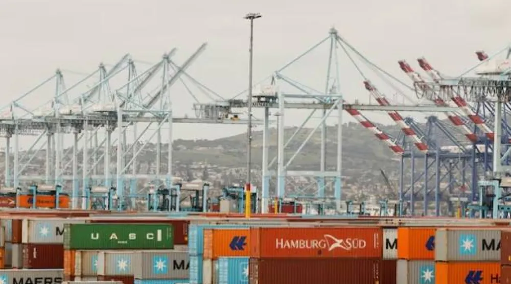 حاويات شحن مكدسة داخل محطة بميناء لوس أنجليس في «لونغ بيتش» بكاليفورنيا (رويترز)