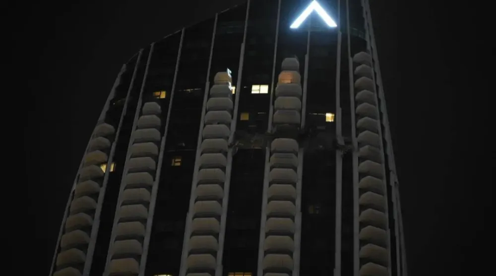 السيطرة على الحريق بشكل كامل من دون تسجيل أي إصابات (المكتب الإعلامي لحكومة دبي)