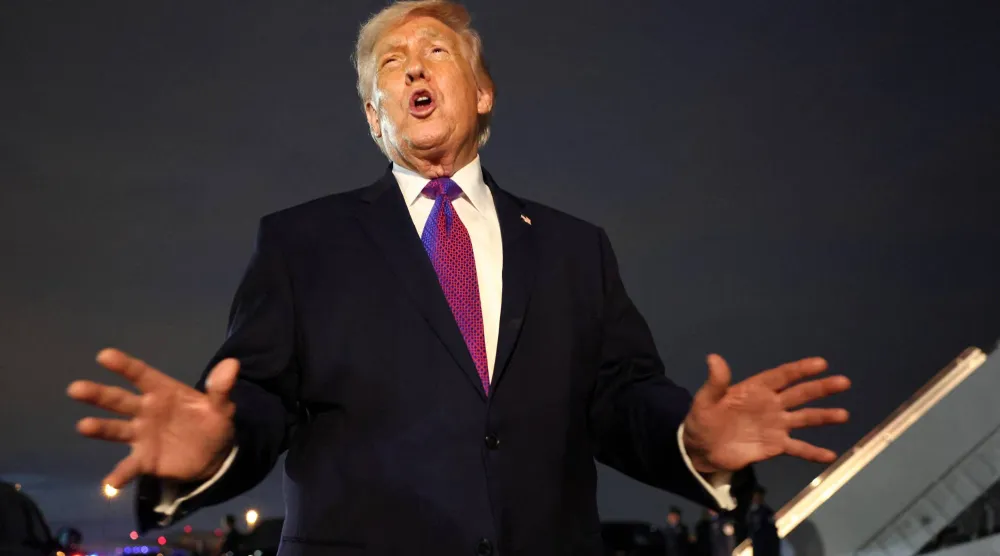 الرئيس دونالد ترمب يتحدث لوسائل الإعلام لدى وصوله إلى قاعدة أندروز في ولاية ماريلاند الأميركية 11 مارس 2026 (رويترز)