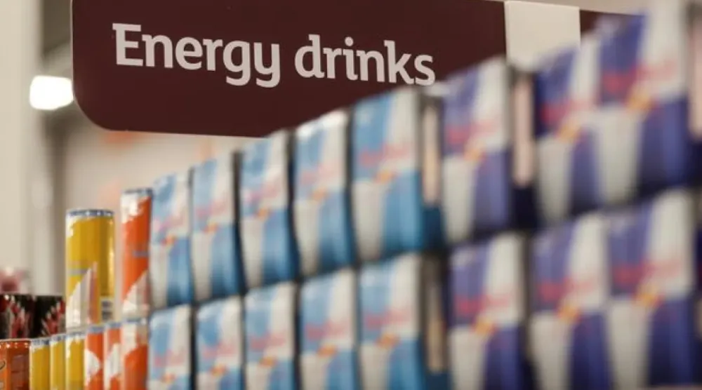 الاستهلاك المتكرر لمشروبات الطاقة قد يؤدي في النهاية إلى الشعور بالتعب والإرهاق (رويترز)