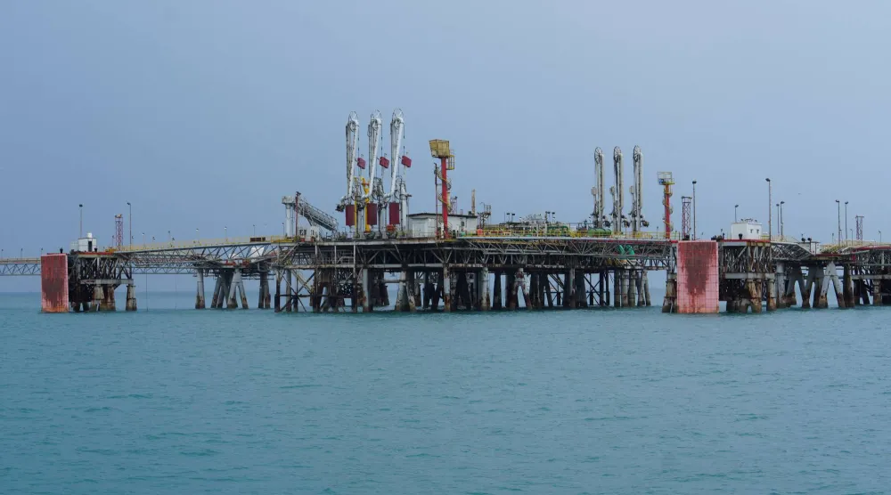 منصات تحميل عائمة لتصدير النفط في ميناء البصرة النفطي (رويترز)