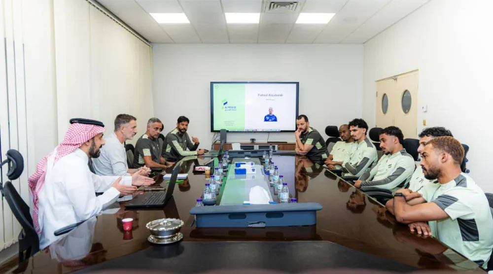 جانب من زيارات الجهاز الفني للأخضر للأندية خلال الفترة الماضية (الشرق الأوسط)