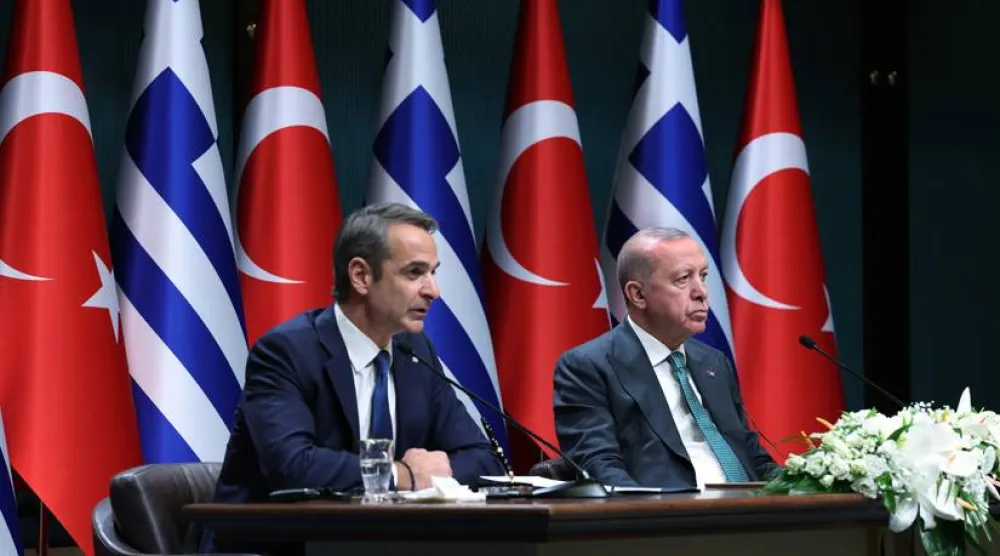 الرئيس التركي رجب طيب إردوغان ورئيس الوزراء اليوناني كيرياكوس ميتسوتاكيس خلال مؤتمر صحافي في ختام اجتماع مجلس التعاون الاستراتيجي التركي اليوناني في أنقرة 11 فبراير الماضي (الرئاسة التركية)