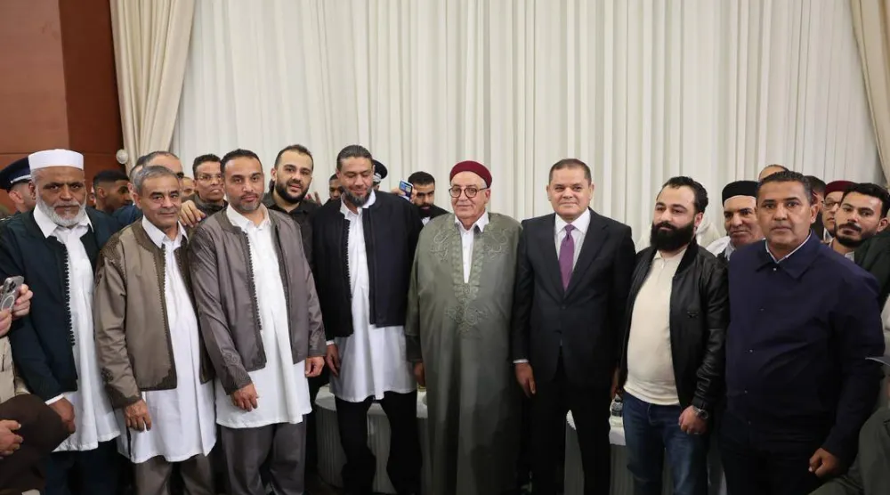 الدبيبة مستقبلاً أعيان وشباب وقيادات بلدية تاجوراء على مائدة الإفطار (حكومة الوحدة)