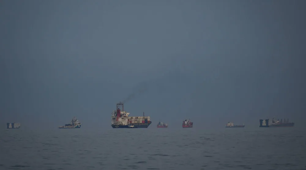 ناقلات نفط وسفن شحن تصطف في مضيق هرمز 11 مارس 2026 (أ.ب)