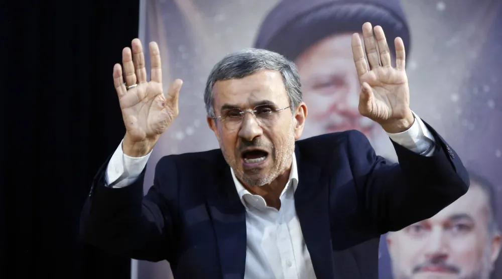 أحمدي نجاد يلوح بيديه لدى وصوله مقر لجنة تسجيل مرشحي الانتخابات الرئاسية بوزارة الداخلية يونيو 2024 (أرشيفية_إ.ب.أ)