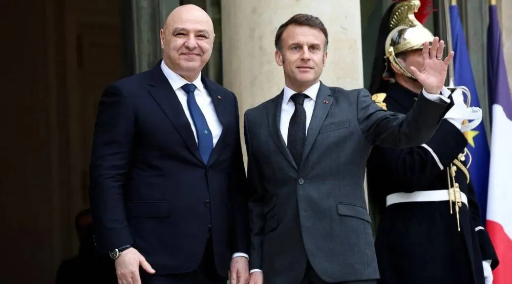 خلال استقبال الرئيس الفرنسي إيمانويل ماكرون نظيره اللبناني جوزيف عون بقصر الإليزيه يوم 28 مارس 2025 (أرشيفية - رويترز)