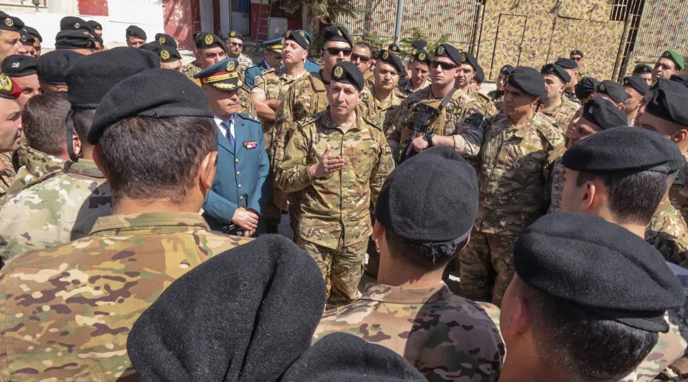 قائد الجيش العماد رودولف هيكل محاطاً بضباط وعسكريين خلال تقديم العزاء بمقتل كاهن بقذيفة إسرائيلية في جنوب لبنان (مديرية التوجيه)