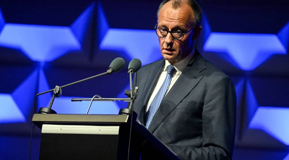 المستشار الألماني فريدريش ميرتس يلقي كلمة خلال فعالية في مدينة فيسبادن الألمانية يوم 12 مارس 2026 (رويترز)