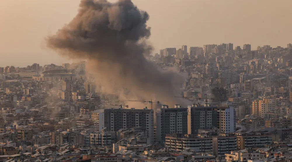 دخان يتصاعد من أحد المباني في الضاحية الجنوبية لبيروت بعد استهدافه بغارة إسرائيلية (رويترز)