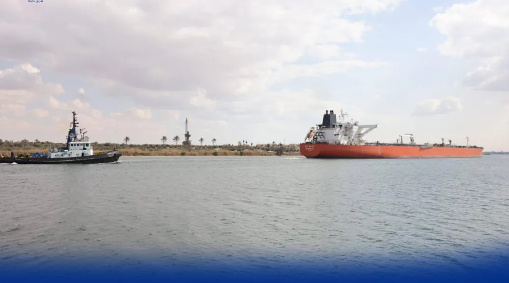 إحدى السفن خلال مرورها في قناة السويس الشهر الماضي (هيئة قناة السويس)