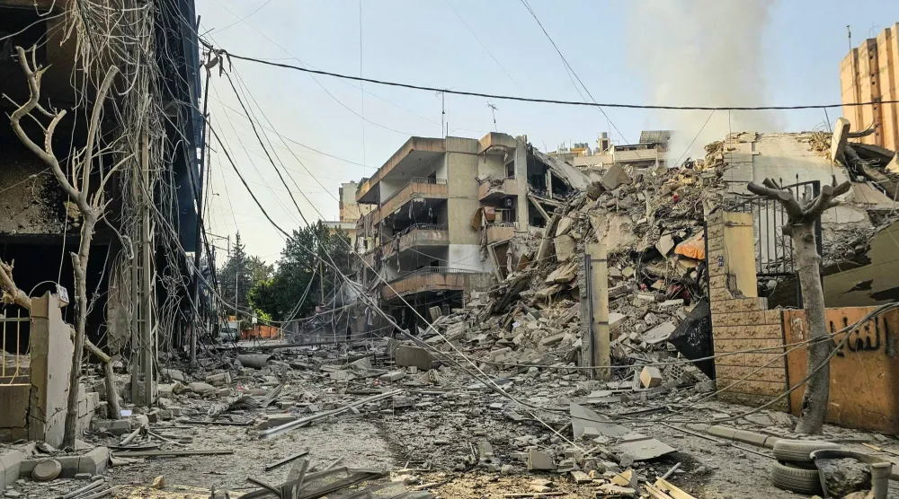 دخان يتصاعد من أنقاض مبنى مدمر عقب غارات جوية إسرائيلية ليلية على حي برج البراجنة في الضاحية الجنوبية لبيروت يوم 12 مارس 2026 (أ.ف.ب)