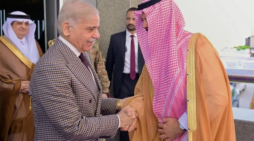  رئيس الوزراء الباكستاني محمد شهباز شريف لدى وصوله إلى جدة الخميس (واس)