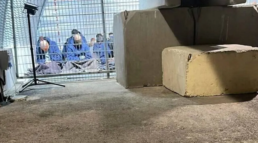 صورة لأسرى فلسطينيين معصوبي الأعين في قاعدة «سدي تيمان» العسكرية نشرتها منظمة «كسر الصمت» الإسرائيلية (أ.ب) 