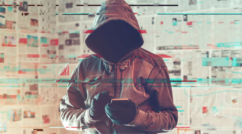 تنتشر المعلومات المضللة بسرعة كبيرة على وسائل التواصل الاجتماعي خلال الأزمات والصراعات (شاترستوك)