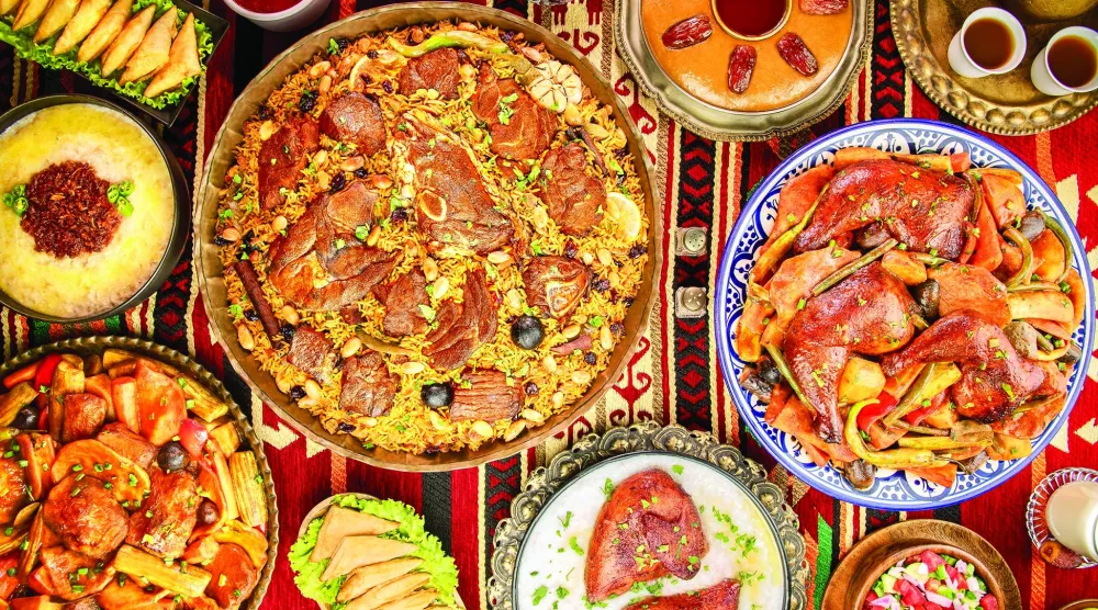 مائدة مليئة بالأطباق السعودية الشهيرة (شاترستوك)