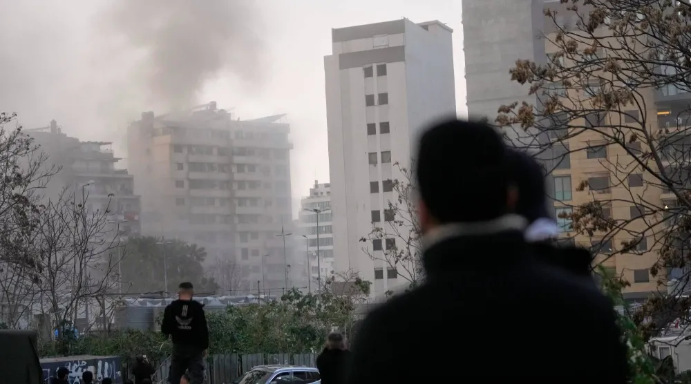 دخان يتصاعد من إحدى البنايات عقب غارة إسرائيلية على بيروت (أ.ب)