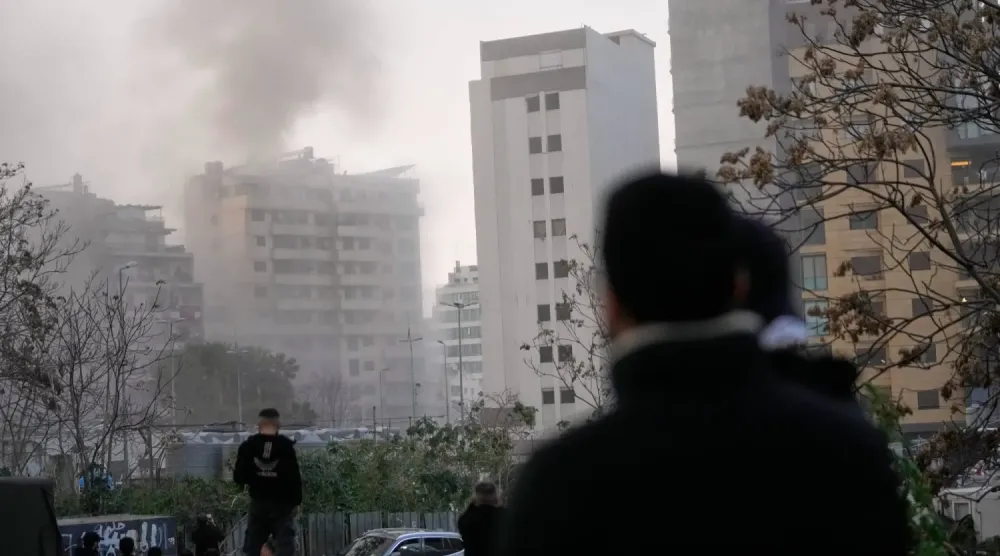 İsrail’in Beyrut’a düzenlediği hava saldırısının ardından bir binadan yükselen duman (AP)