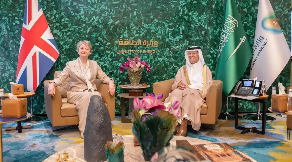 وزير الطاقة السعودي الأمير عبد العزيز بن سلمان مستقبلاً وزيرة الخارجية البريطانية إيفيت كوبر في الرياض الخميس (واس)