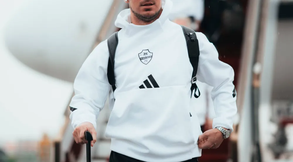 يايسله مدرب الأهلي لدى نزوله من الطائرة (موقع النادي)