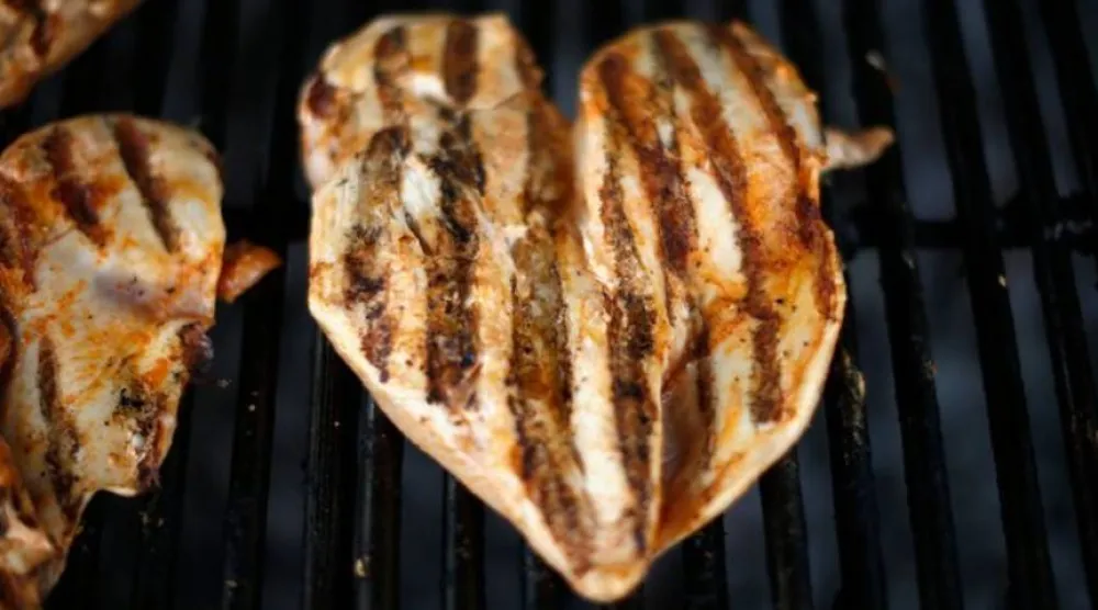 يُعد البروتين ضرورياً للحفاظ على العضلات (أرشيفية - رويترز)