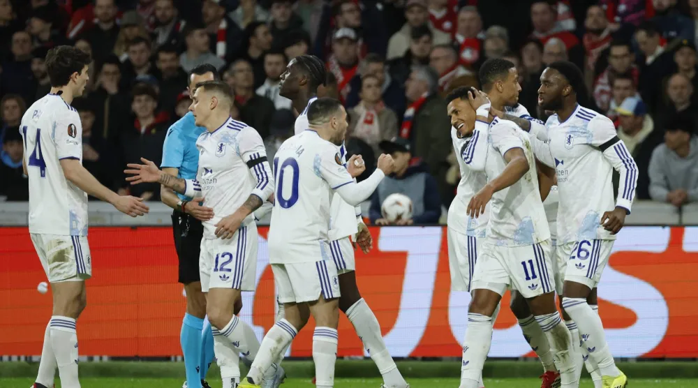 لاعبو أستون فيلا يحتفلون بهدف الفوز على ليل (إ.ب.أ)

