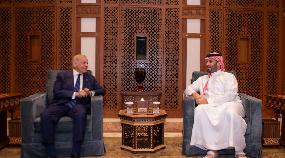 ولي العهد السعودي الأمير محمد بن سلمان لدى لقائه رئيس الوزراء الباكستاني محمد شهباز شريف في جدة الخميس (واس)