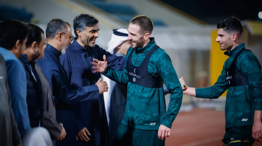 إلتفاف إداري حول اللاعبين في التدريبات الأخيرة (موقع النادي)