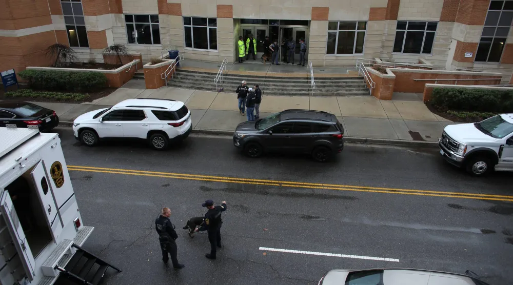 الشرطة خارج جامعة أولد دومينيون في ولاية فرجينيا (أ.ب)