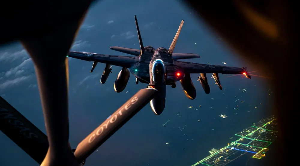 مقاتلة «إف-18» تتزود بالوقود جواً من طائرة كي سي 135 ستراتوتانكر التابعة لسلاح الجو الأميركي (سنتكوم)